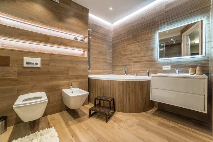 interieur van een ruime badkamer met een hoekkom van acryl