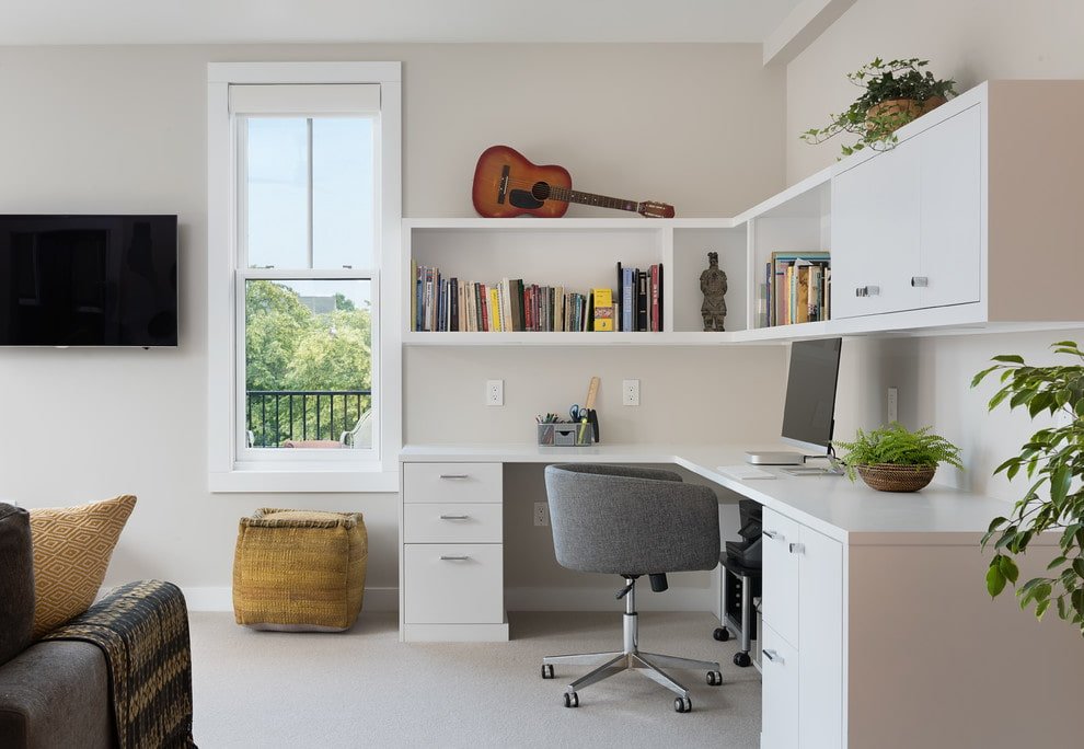 witte tafel met planken