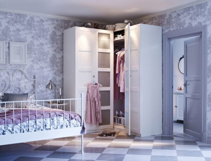 draaideuren voor een hoekkast in de slaapkamer