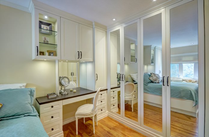 Ontwerp van een spiegelhoekkast in de slaapkamer