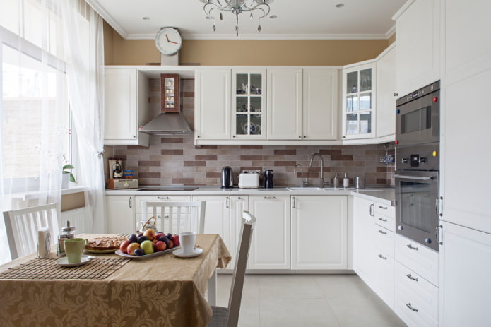 hoekset in het interieur van een kleine keuken