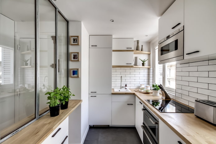 Opbergsystemen in het interieur van de keuken in de vorm van een hoek