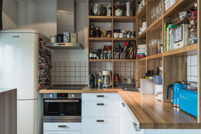 Opbergsystemen in het interieur van de keuken in de vorm van een hoek