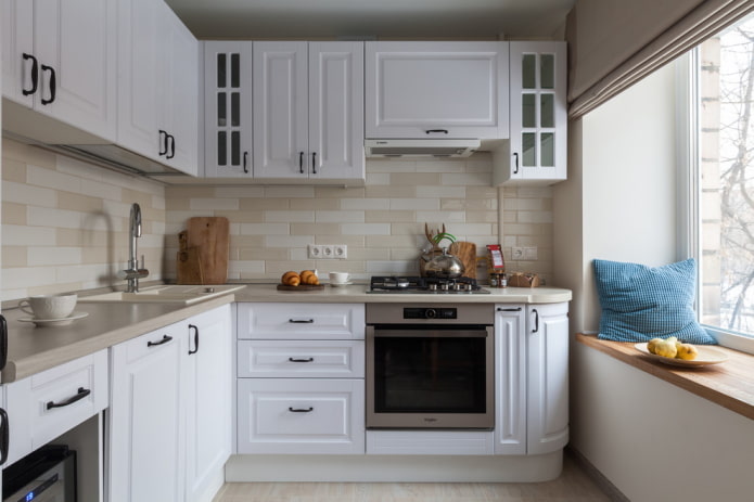 Kookgedeelte in het interieur van de keuken in de vorm van een hoek