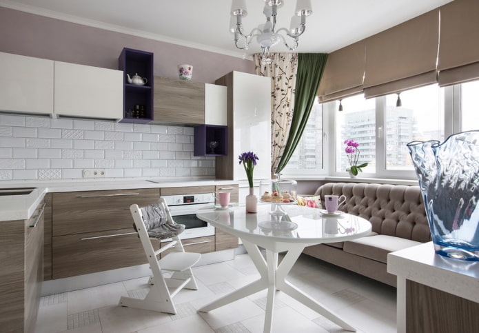 eethoek in het interieur van een hoekkeuken