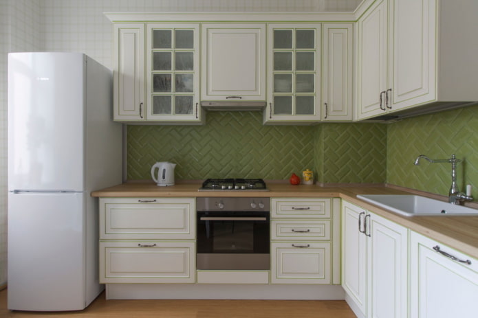 hoekset in het interieur van een kleine keuken