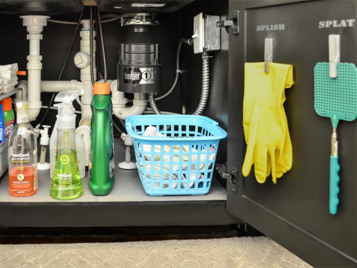 handschoenen bevestigd aan de deur