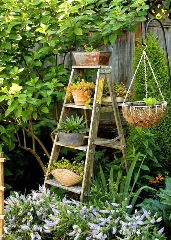 Trapladder met bloemen in de tuin