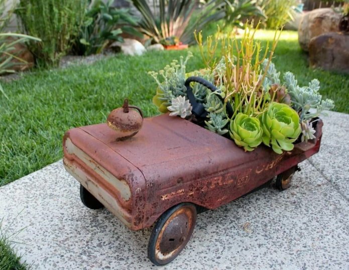 Speelgoedauto in de tuin