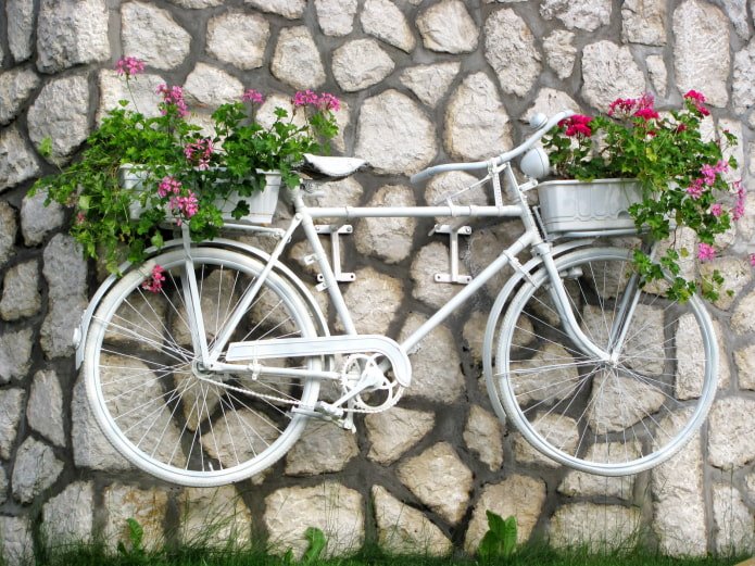 Fiets-bloempot aan de muur