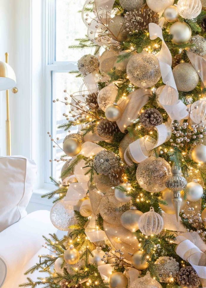 Gouden ballen, dennenappels, slinger