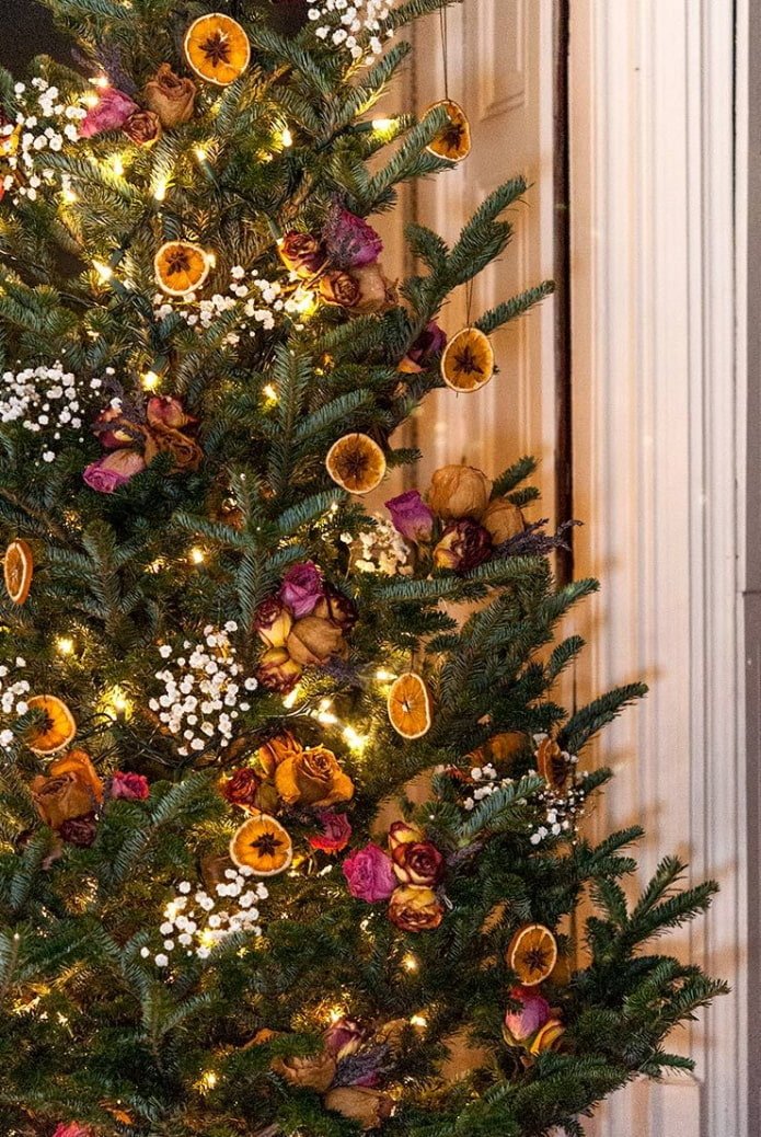 Kerstboom met gedroogde bloemen