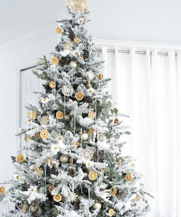 Eco-stijl kerstboom in de sneeuw