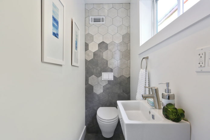 Honingraattegels achter het toilet