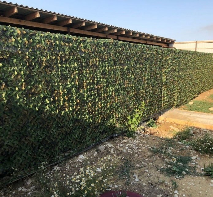 camouflagenet op gaashekwerk