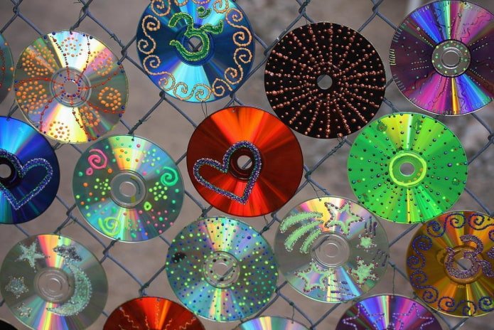 compact discs op een gaashek