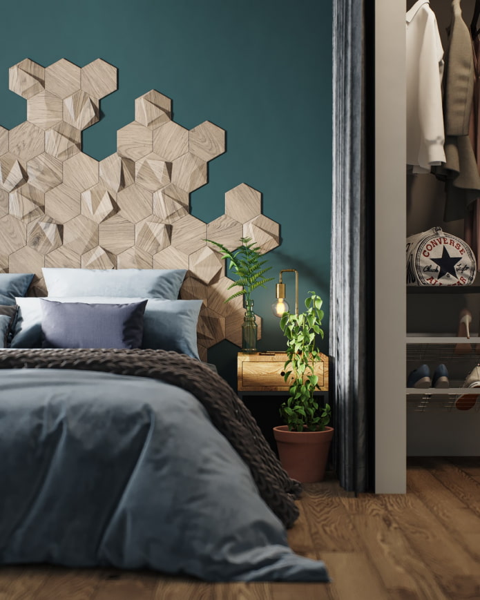 houten honingraat aan het hoofdeinde van het bed