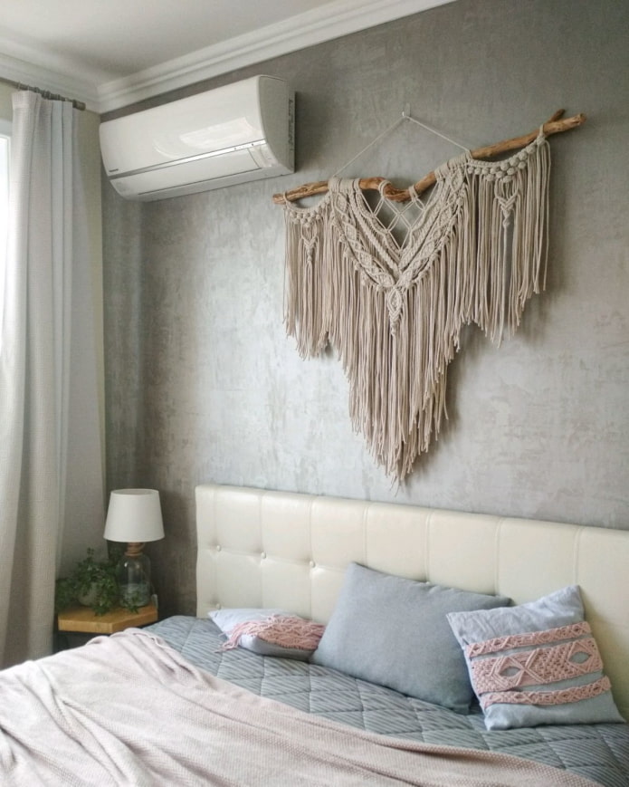 paneel van touwen boven het bed