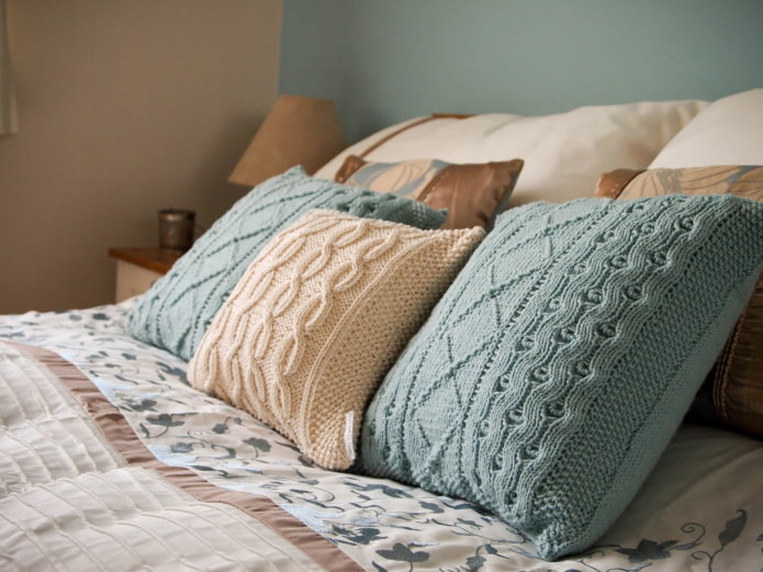 gebreide kussens op het bed