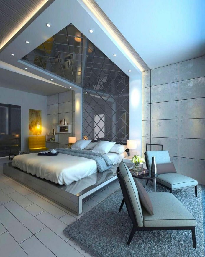 spiegelplafond met verlichting boven het bed