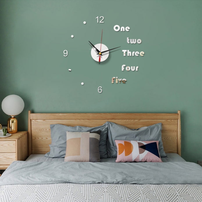 bijzondere klok boven het bed