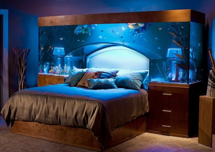enorm aquarium dat nachtkastjes verbindt