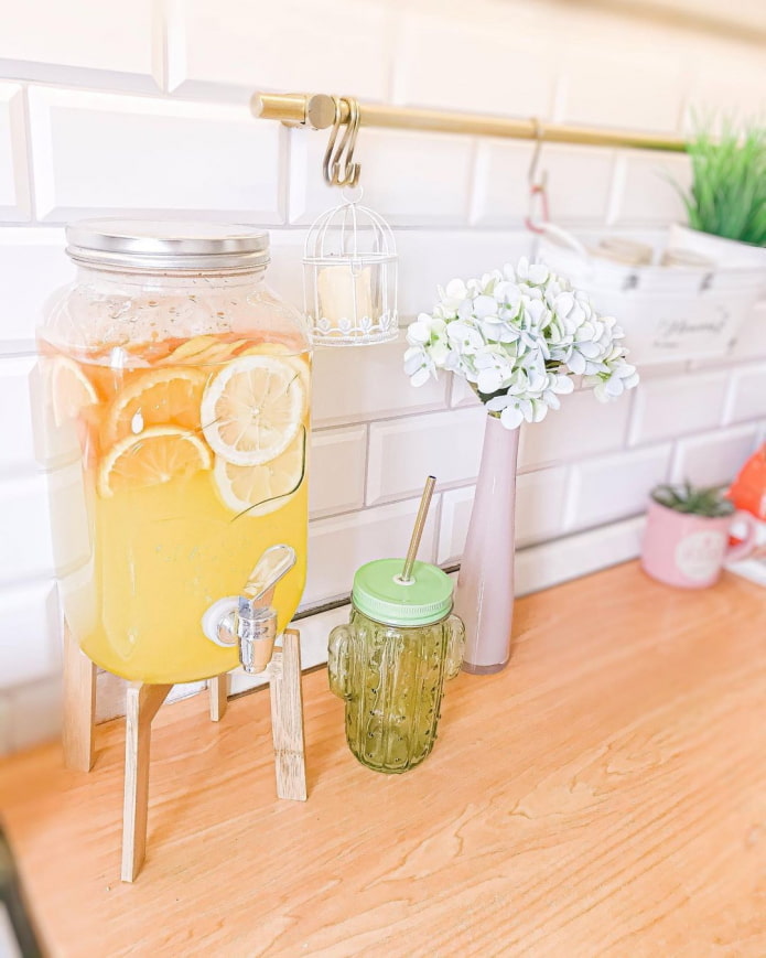 Limonadekom op tafel