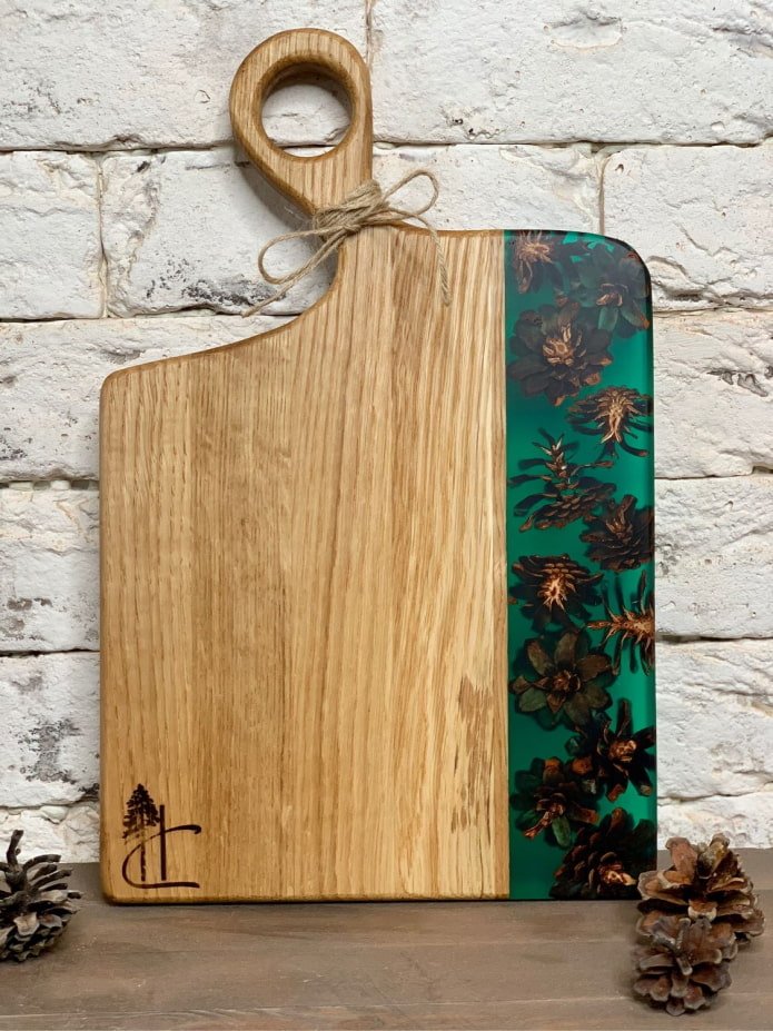 Plank met dennenappels