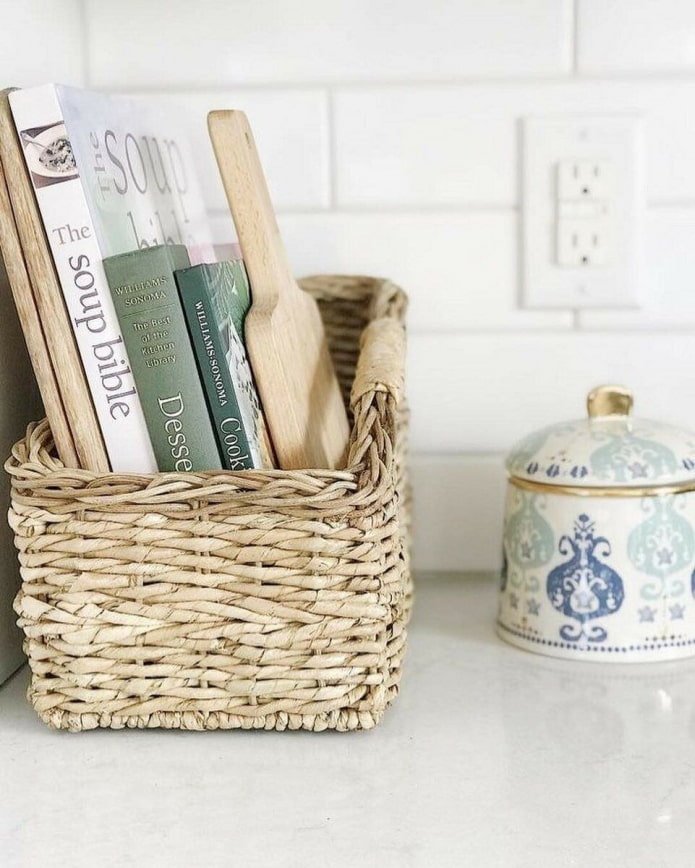 Boeken in een rieten mand