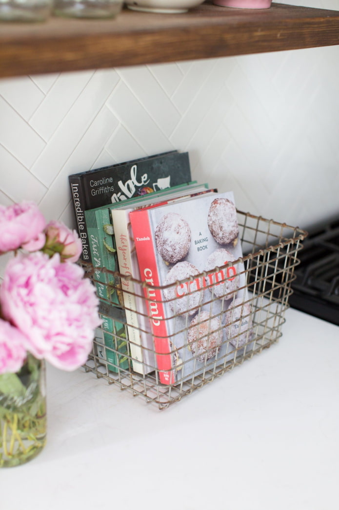 Boeken in een metalen mand