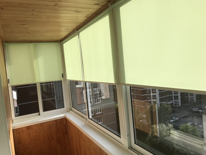 rolgordijnen op een balkon met schuiframen