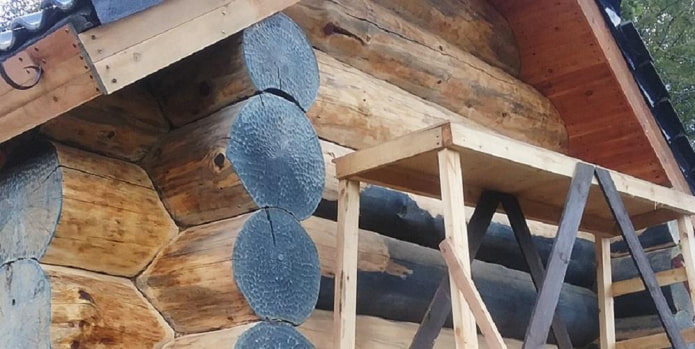 Het houten oppervlak reinigen