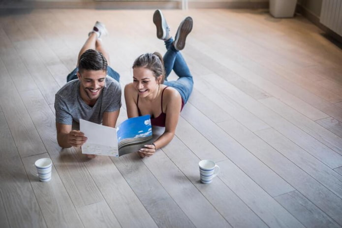 man en vrouw bekijken een catalogus