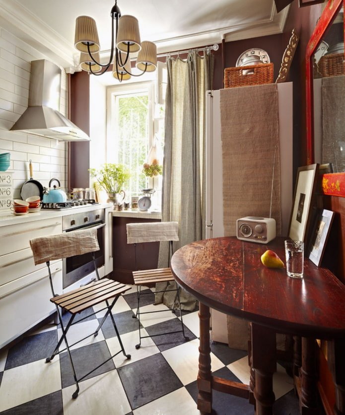 Keuken met verouderde meubels