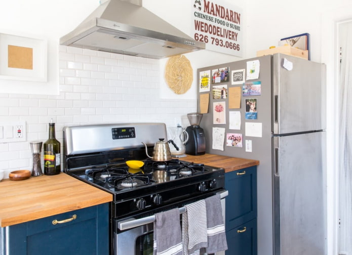 Koelkastdecoratie met magneten en foto's