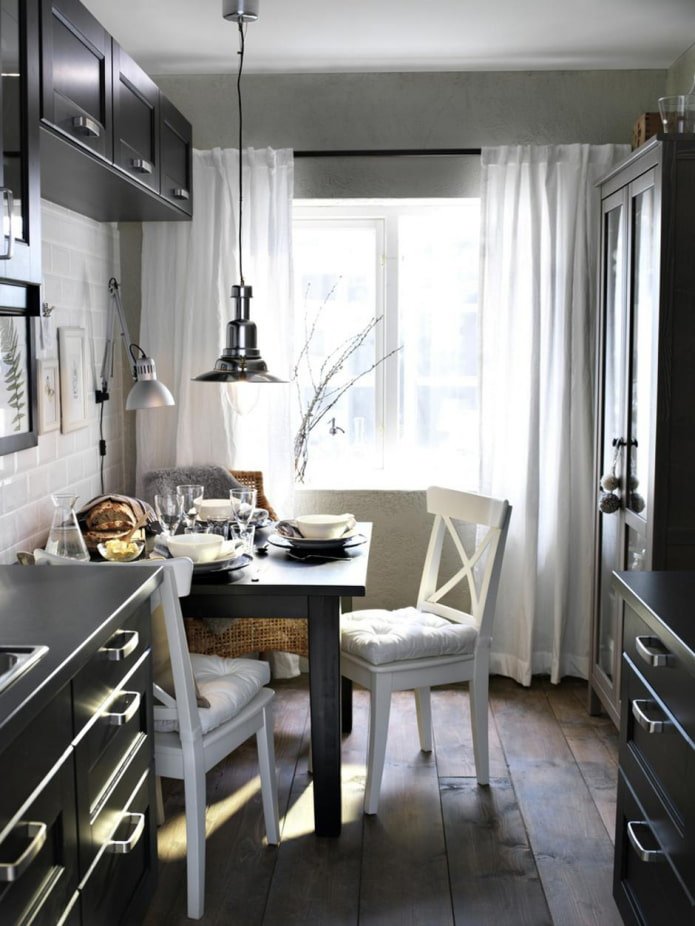 Hanglampen boven de tafel