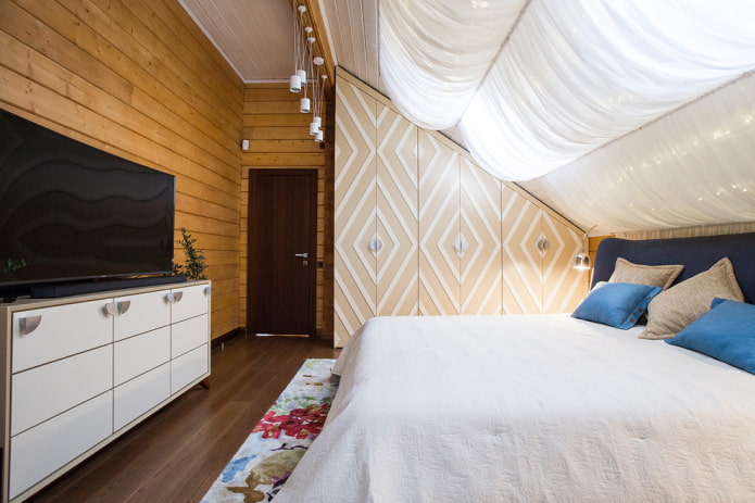 Bed in een gezellige slaapkamer