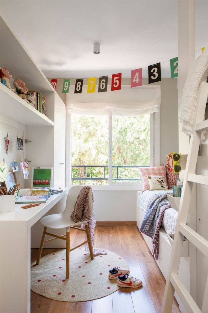 smalle kinderkamer in wit