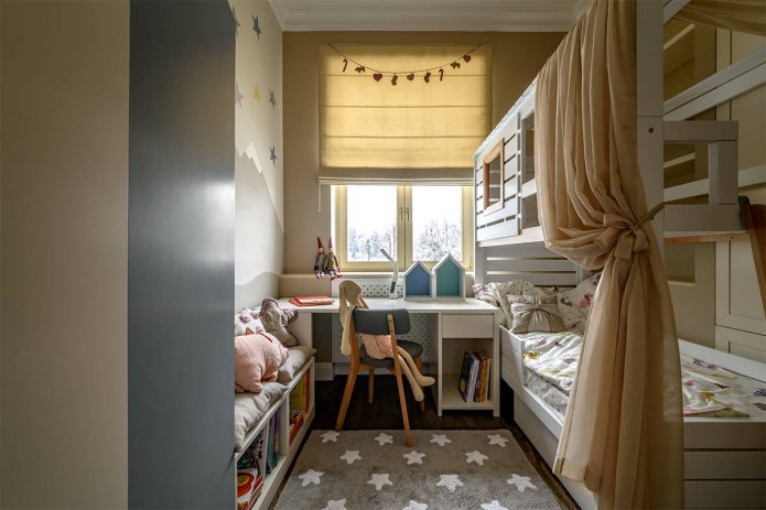 stapelbed in een smalle kamer