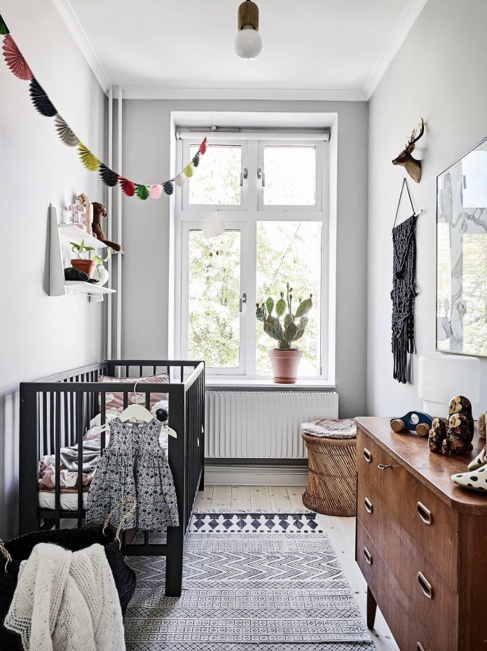 donkere meubels in een lichte kamer