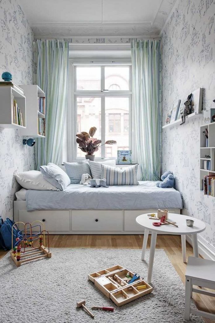 lichte kinderkamer in koude tinten