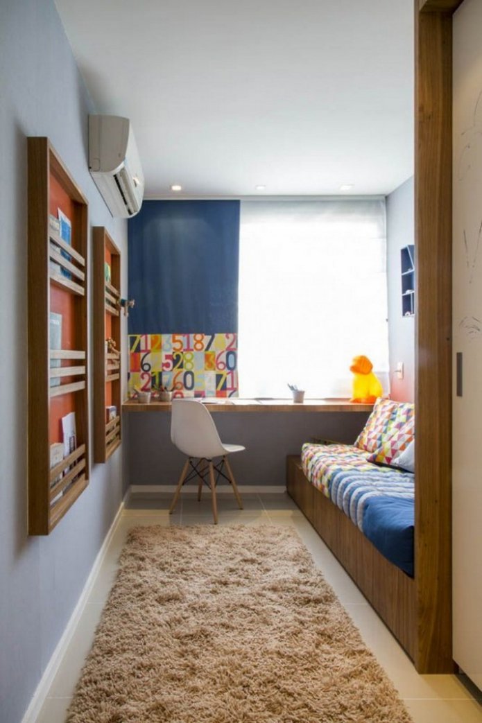 tafel op de vensterbank in de kinderkamer