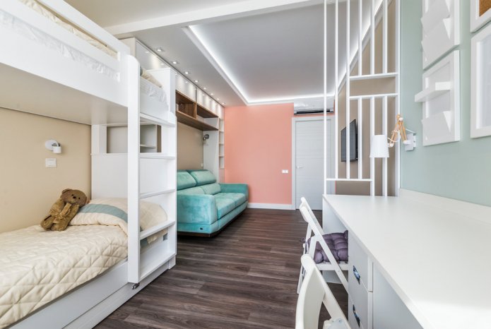 smalle kinderkamer met een bank en twee bedden