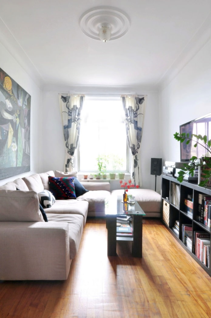 lichte smalle woonkamer