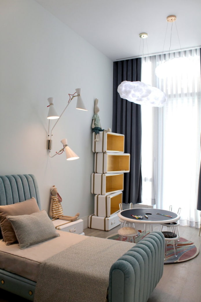 een langwerpige kinderkamer