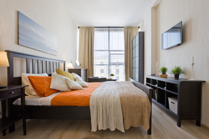 behang in het interieur van een smalle slaapkamer