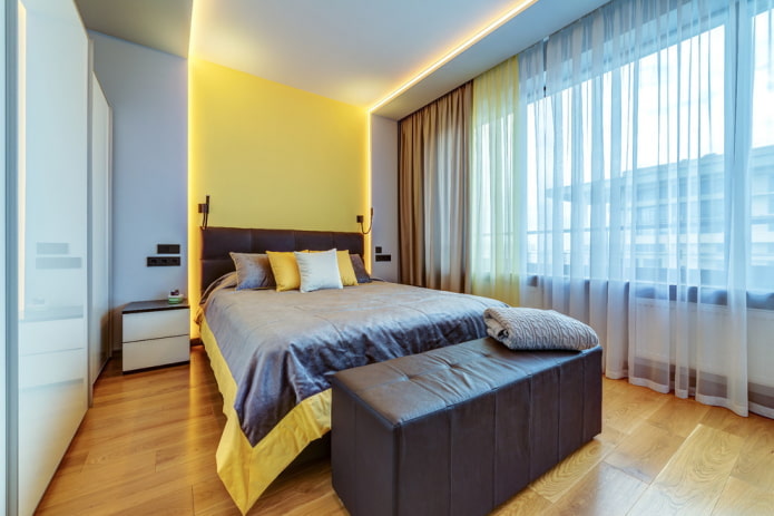 gordijnen in het interieur van een smalle slaapkamer