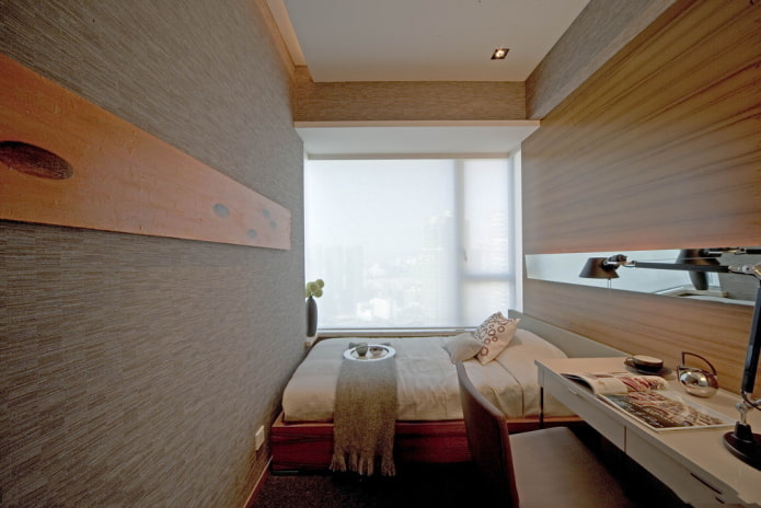 behang in het interieur van een smalle slaapkamer