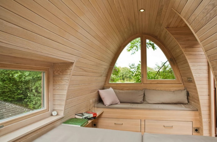 Plafond en wanden van clapboard