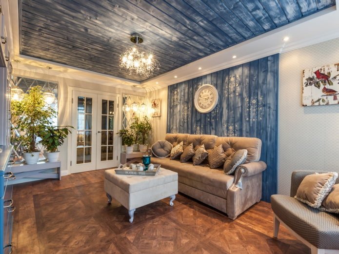 blauwe lambrisering aan het plafond